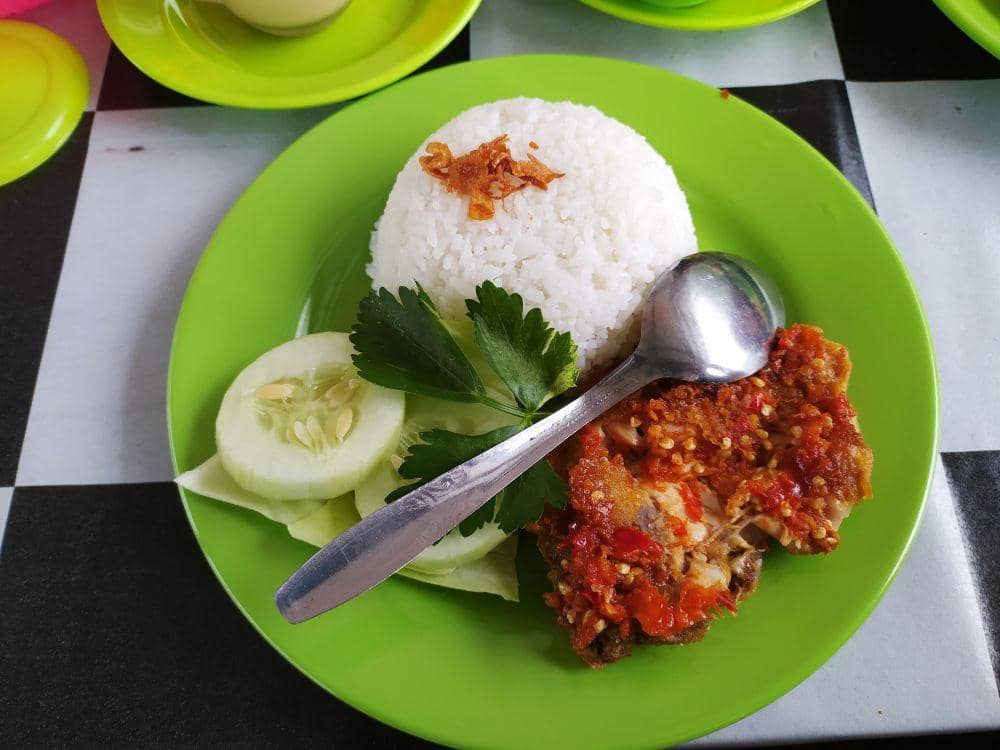 Rasa Ayam Geprek yang Menggigit Jiwa di Jantung Cilacap